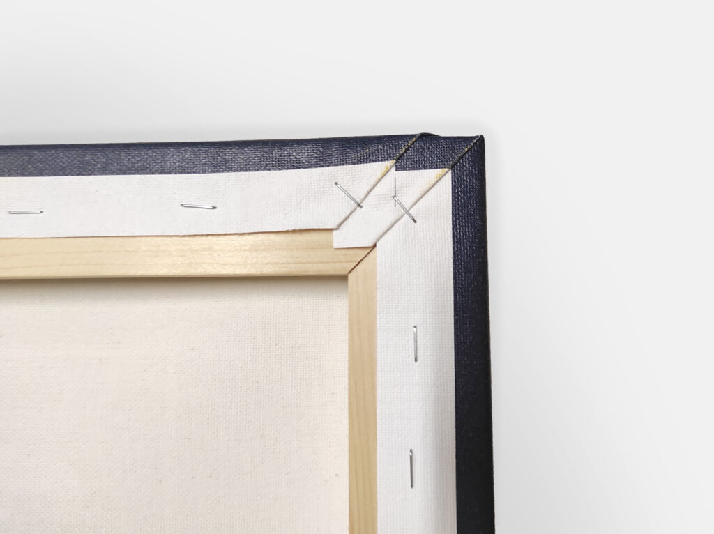 Ohyb plátna v rozích.